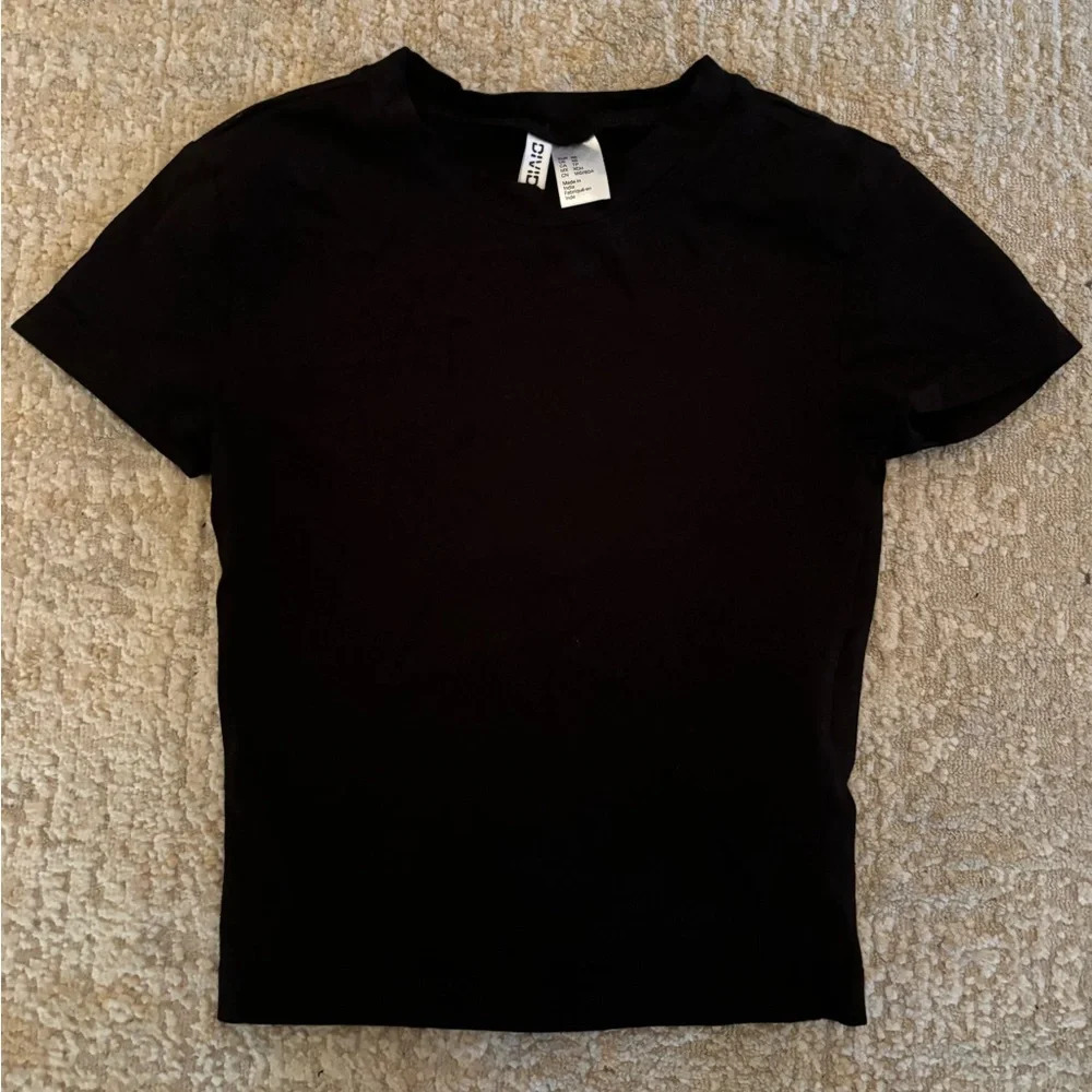 H&M black tee